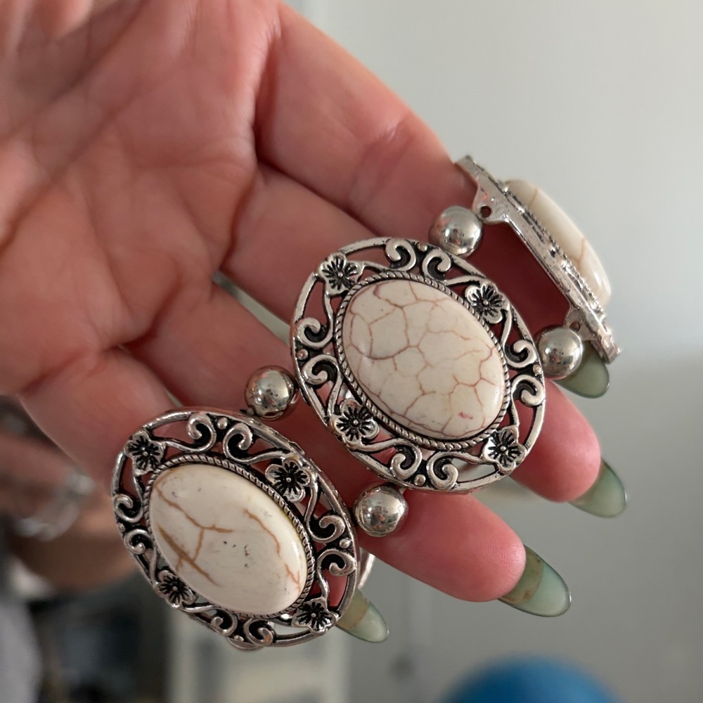 Beautiful Silver and White Stone Stretch bracelet - Picture 5 of 6